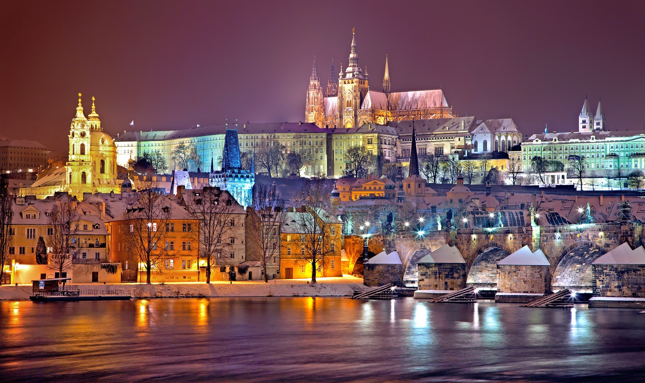 Photo de Julius Silver: https://www.pexels.com/fr-fr/photo/quartier-du-chateau-de-prague-eclaire-la-nuit-753337/ meilleures et plus belles villes d'Europe à visiter