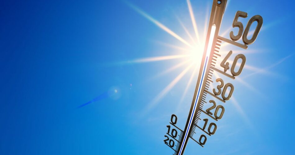 En 2023, l’Europe a connu une crise climatique sans précédent avec plus de 47 000 décès attribués à des vagues de chaleur extrême. Cette situation alarmante met en lumière l'urgence de la crise climatique et la nécessité de renforcer les mesures d'adaptation et de prévention. Alors que 2024 avance, il est crucial d'examiner l'ampleur du phénomène, les réponses apportées jusqu'à présent, et les défis qui se profilent à l'horizon. Le Bilan de 2023 : Une Année Record de Vagues de Chaleur L'année 2023 a été marquée par une série de vagues de chaleur d'une intensité exceptionnelle. Des températures record ont été enregistrées dans plusieurs pays européens, avec des pics dépassant souvent les 40°C pendant plusieurs jours consécutifs. Ces conditions extrêmes ont été particulièrement dangereuses pour les populations vulnérables, telles que les personnes âgées, les enfants, et celles souffrant de maladies chroniques. Les chiffres rapportés par diverses organisations de santé publique révèlent un bilan tragique : plus de 47 000 décès directement liés à la chaleur ont été recensés à travers l'Europe. L'Espagne, l'Italie, la France, et l'Allemagne figurent parmi les pays les plus touchés. Ces chiffres incluent des décès dus aux coups de chaleur, à la déshydratation, ainsi qu'à l'exacerbation de maladies cardiovasculaires et respiratoires provoquée par la chaleur excessive. Les Causes Sous-Jacentes : Le Changement Climatique et la Vulnérabilité Européenne La crise climatique est le principal facteur expliquant l'intensification des vagues de chaleur en Europe. Les émissions de gaz à effet de serre ont contribué à l'augmentation des températures mondiales, créant des conditions propices à des vagues de chaleur plus fréquentes et plus sévères. Le rapport du Groupe d'experts intergouvernemental sur l'évolution du climat (GIEC) souligne que l'Europe est particulièrement vulnérable aux impacts du réchauffement climatique, en raison de sa forte densité de population et de son climat tempéré qui n’est pas habitué à des températures extrêmes. En outre, la chaleur extrême en milieu urbain est amplifiée par l'effet d'îlot de chaleur urbain, où les surfaces imperméables et la densité des constructions empêchent la dissipation de la chaleur la nuit. Les infrastructures de certaines villes européennes ne sont pas adaptées pour faire face à de telles vagues de chaleur, ce qui exacerbe les risques pour la santé publique. Les Réponses et les Défis : Ce qui a été Fait et ce qui Reste à Faire Face à cette situation, les gouvernements européens ont mis en place diverses mesures pour tenter de réduire les impacts des vagues de chaleur. Parmi celles-ci, on trouve des systèmes d'alerte précoce, des plans canicule, et la création d'espaces climatisés publics pour les personnes vulnérables. Toutefois, la gravité de la crise de 2023 montre que ces mesures sont encore insuffisantes. Plans de Prévention et Adaptation : Les pays européens ont besoin de renforcer leurs plans de prévention et d'adaptation. Cela inclut la modernisation des infrastructures urbaines pour réduire les îlots de chaleur, l'amélioration de l'accès à l'eau potable, et la sensibilisation du public aux risques liés à la chaleur. Par exemple, l’installation de toits végétalisés, de murs végétaux, et l’augmentation des espaces verts urbains sont des mesures concrètes qui peuvent contribuer à atténuer les effets de la chaleur en ville. Protection des Populations Vulnérables : Les autorités doivent aussi intensifier leurs efforts pour protéger les populations vulnérables. Cela peut passer par la distribution de kits de survie en cas de canicule, comprenant des ventilateurs, des bouteilles d'eau, et des conseils pratiques pour se rafraîchir. Il est également crucial de renforcer les services de santé publique pour faire face à l'afflux de patients souffrant de maladies liées à la chaleur. Coopération Européenne et Internationale : La coopération à l'échelle européenne et internationale est essentielle pour partager les meilleures pratiques et développer des stratégies communes. L’Union européenne pourrait jouer un rôle clé en coordonnant les efforts entre les États membres et en finançant des projets visant à adapter les infrastructures et à réduire les émissions de gaz à effet de serre. Les Perspectives pour 2024 : Un État d’Alerte Permanent En 2024, la situation reste préoccupante. Les scientifiques préviennent que les vagues de chaleur continueront de s'intensifier si les émissions de gaz à effet de serre ne sont pas drastiquement réduites. L’été 2024 pourrait de nouveau être marqué par des températures extrêmes, mettant à l’épreuve les capacités d’adaptation des villes européennes. Les autorités européennes doivent rester en état d'alerte permanent et être prêtes à déclencher des plans d'urgence dès les premiers signes d'une vague de chaleur. L’accent doit être mis sur la prévention et l’éducation du public, afin que chacun sache comment se protéger en cas de canicule. Conclusion : Une Urgence Climatique à Traiter en Priorité La tragédie de 2023 doit servir de signal d'alarme pour l'Europe et le monde entier. L'adaptation au changement climatique n'est plus une option, mais une nécessité impérieuse. Il est essentiel que les gouvernements, les institutions et les citoyens européens prennent des mesures concrètes pour réduire les émissions de gaz à effet de serre et renforcer la résilience face aux vagues de chaleur. Seule une action collective à grande échelle permettra de limiter les pertes humaines et de protéger les générations futures contre les effets dévastateurs du réchauffement climatique.
